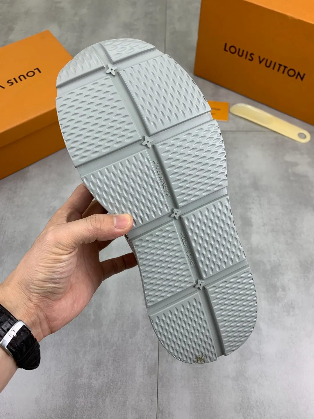 Men's men's shoes💰P440💰[New model]🆘[Louis Vuitton] LV official website latest model🎁casual and fashionable men's shoes👟hot style💥simple and elegant style, exclusive for trendy men. Unique official website latest brand elements👑original decoration, fashionable and generous, the fabric is made of original calfskin➕comfortable and breathable mesh lining➕pig skin lining ✅The official website specifies wear-resistant casual outsole, the classic model is taken in real life🎬Color: 3️⃣colors available😍Number of codes: 38-44 (45 46 customized)